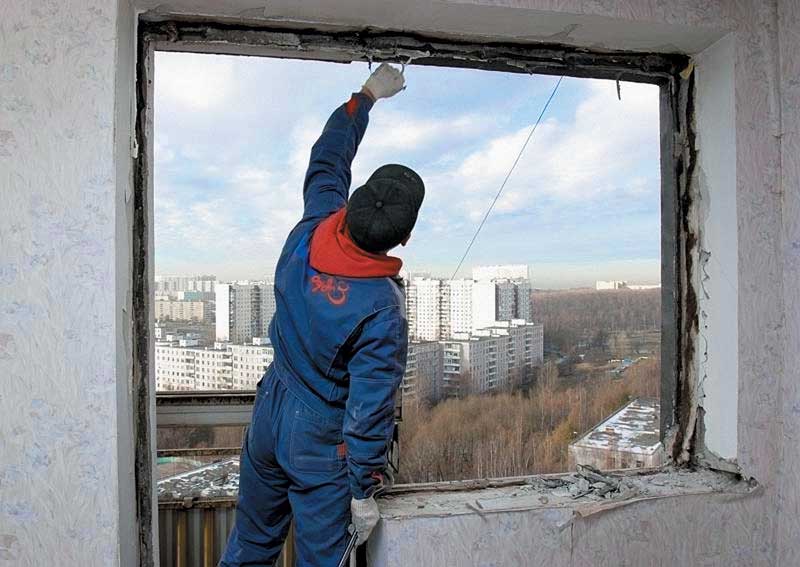 Демонтаж старого остекления балкона Котельники